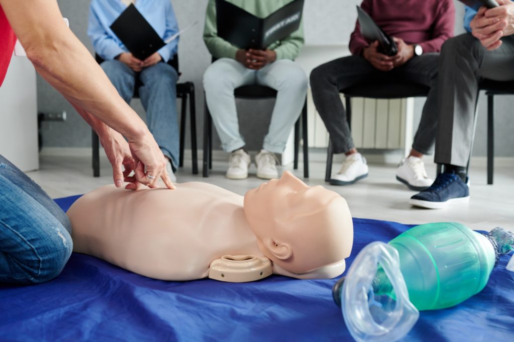 instructor teaching first aid cardiopulmonary resuscitation course